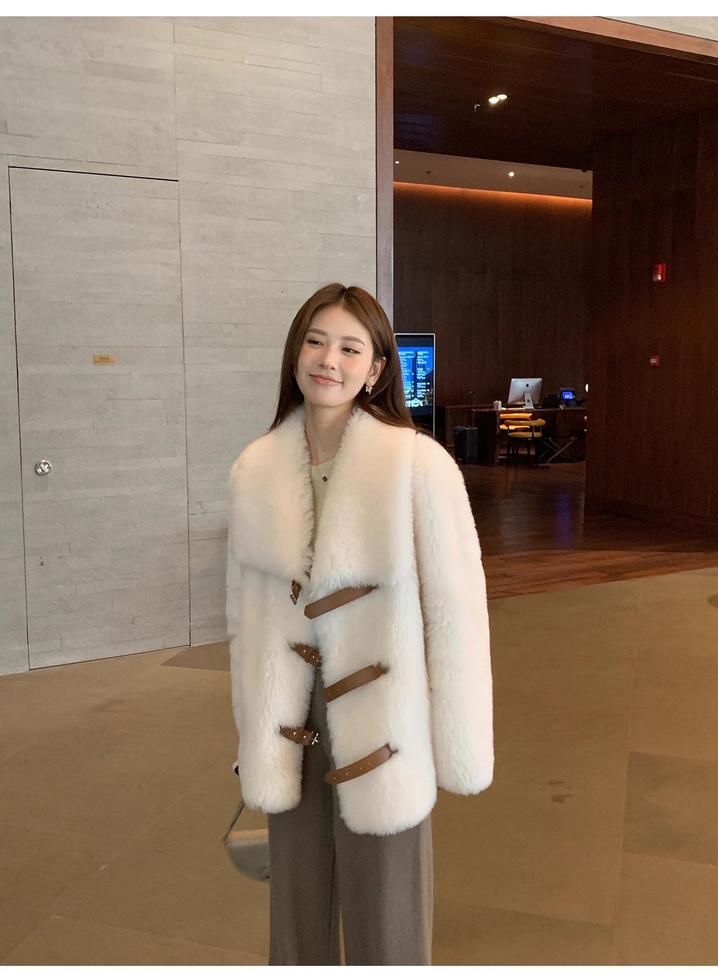 Audrie Women: Faux Fur Coat Integrated with 100% Wool