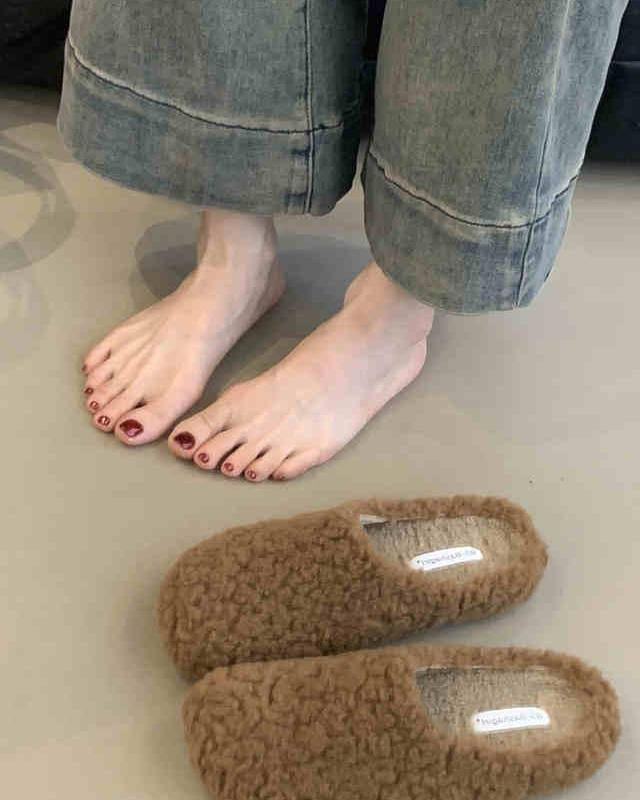 Audrie Home: 100% Lamb Wool Women Slippers to Keep Feet Warm